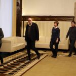 La presidenta del Parlament, Carme Forcadell, seguida de los miembros de la Mesa, Lluís Corminas, Anna Simò, Joan Josep Nuet, y Ramona Barrufet