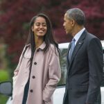 Barack Obama (d) junto con su hija Malia en la Casa Blanca
