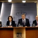 Luís de Guindos, Soraya Saénz de Santamaria, Íñigo Méndez de Vigo y Cristóbal Montoro, durante la rueda de prensa posterior al Consejo de Ministros, hoy en el Palacio de La Moncloa.