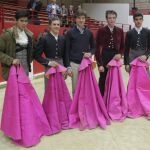 El diestro francés Juan Leal posa junto a los tres finalistas de la pasada edición de «La Fragua»