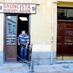 En el taller de José María Navarro se crean y reparan desde 1875 todo tipo de piezas de bronce y otros metales preciosos que traslada en su vehículo o que llevan los clientes hasta la calle Madera