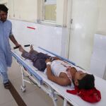 Un adolescente herido en uno de los ataques espera a ser atendido por los servicios médicos