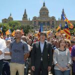 El vicepresidente del Govern, Oriol Junqueras; el exentrenador del FC Barcelona, Pep Guardiola; el presidente de la Generalitat, Carles Puigdemont; la presidenta del Parlament, Carme Forcadell, y el presidente de la ANC, Jordi Sánchez (i-d), cantan Els Segadors