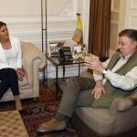 Fotografía facilitada por el Ministero de Defensa de España del presidente de Colombia, Juan Manuel Santos, conversando con la ministra de Defensa española, María Dolores de Cospedal (i), durante el encuentro celebrado hoy en la Casa de Nariño, sede del Ejecutivo, en Bogotá.