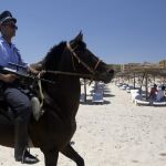 Un policía vigila una de las playas de Susa