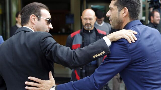 Los toreros Enrique Ponce (i) y Manuel Caballero se saludan a las puertas del tanatorio La Paz de Alcobendas