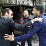 Los toreros Enrique Ponce (i) y Manuel Caballero se saludan a las puertas del tanatorio La Paz de Alcobendas
