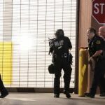 La Policía de Dallas responde a los disparos del atrincherado.
