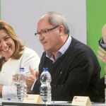Susana Díaz, entre la presidenta del PSOE, Micaela Navarro y el secretario de organización, Juan Cornejo, en la Comisión Ejecutiva Regional de ayer en Sevilla