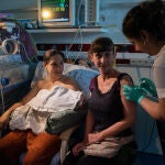 Además de poner más vacunas a los bebés (el rotavirus antes de los dos meses y el meningococo B a los tres), se vacuna a la madre, a su pareja y al personal sanitario