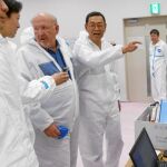 Chuck Casto, el tercero por la izquierda, con empleados de Tepco