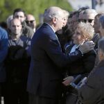 Jorge Fernández Díaz saludó a los familiares de las víctimas