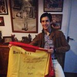 El peruano Roca Rey posa junto a la muleta firmada que subastará