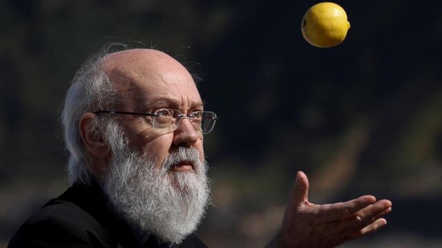 José Luis Cuerda jugaba ayer en San Sebastián con un limón. Foto: Efe