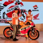 Márquez y Pedrosa junto a la Honda RC213V
