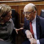 Montoro conversa con la diputada de Coalición Canaria, Ana Oramas momentos antes del inicio de la sesión de control al Ejecutivo
