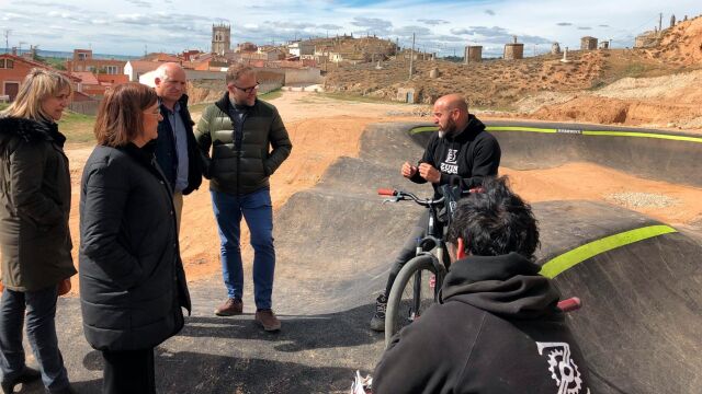 La presidenta de la Diputación de Palencia, Ángeles Armisén, visita el circuito junto a la alcaldesa de Baltanás, María José de la Fuente, y el diputado Urbano Alonso
