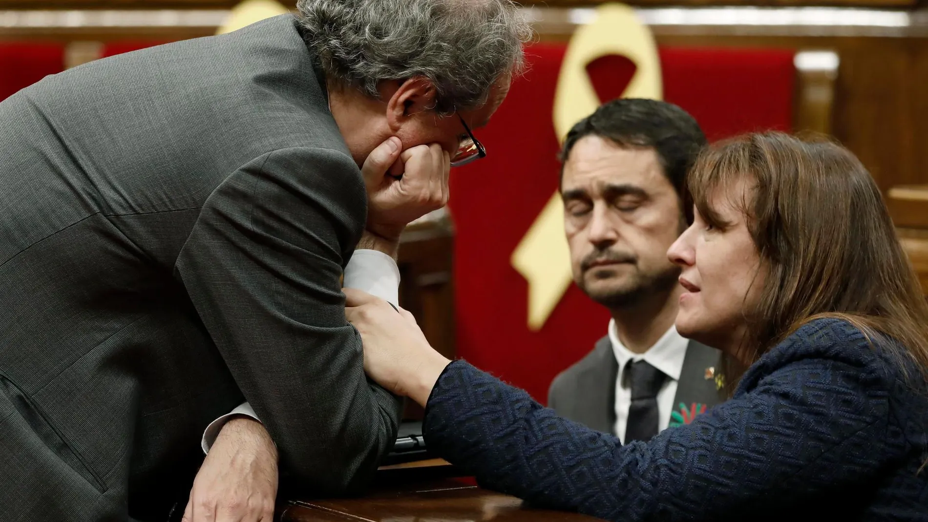 El presidente de la Generalitat, Quim Torra, conversa con la consellera de Cultura, Laura Borràs y el conseller de Territorio, Damiá Calvet