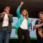 La secretaria general del PSOE de Andalucía, presidenta de la Junta y candidata a la reelección, Susana Díaz (c), celebra en Granada el acto de inicio de la campaña. Foto: Efe