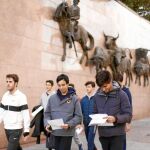 Una decena de ex alumnos de la escuela taurina Marcial Lalanda se dirigió ayer a Las Ventas para formalizar su inscripción en la nueva escuela taurina José Cubero «Yiyo»