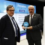 Daniel Rivera, representante de la delegación madrileña de Marina D’Or, recoge el premio de manos de Francisco Maruhenda