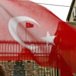 La bandera turca en la embajada de Holanda en Ankara