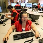 Una operadora atiende a una anciana desde el centro de coordinación de la Cruz Roja, en una imagen de archivo