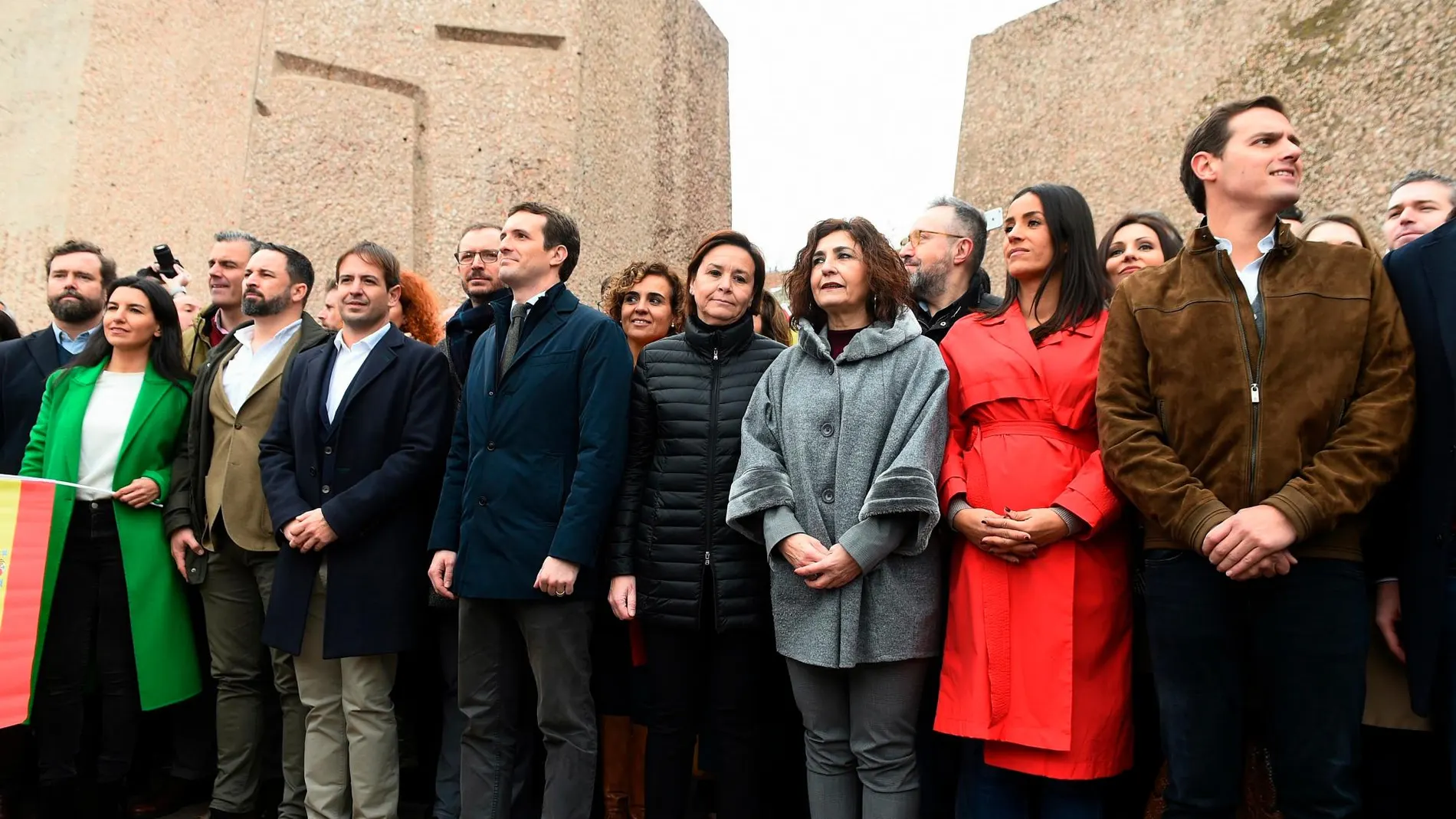 Santiago Abascal (2i), Pablo Casado (4i), y Albert Rivera (d), en la plaza de Colón
