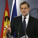 El presidente del Gobierno español, Mariano Rajoy, en una comparecencia en el Palacio de la Moncloa antes de presidir una reunión del Consejo de Seguridad Nacional, afirmó hoy que los atentados perpetrados anoche en París son una lucha entre civilización y barbarie