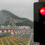El peñón visto desde la Verja que separa la colonía británica de la Línea de la Concepción