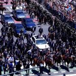 Macri y su esposa pasean por las calles de Buenos Aires.