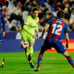 El brasileño Coutinho del Barcelona dispara en presencia de Coke, defensa del Levante / Reuters