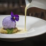Sopa de chocolate blanco con helado artesano de violetas