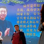 Un cartel con la imagen del presidente Xi Jinping en una calle de Pekín