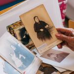Documentos y fotografías que María Teresa Osende Cuenca conserva todavía hoy de su familia / Kike Taberner