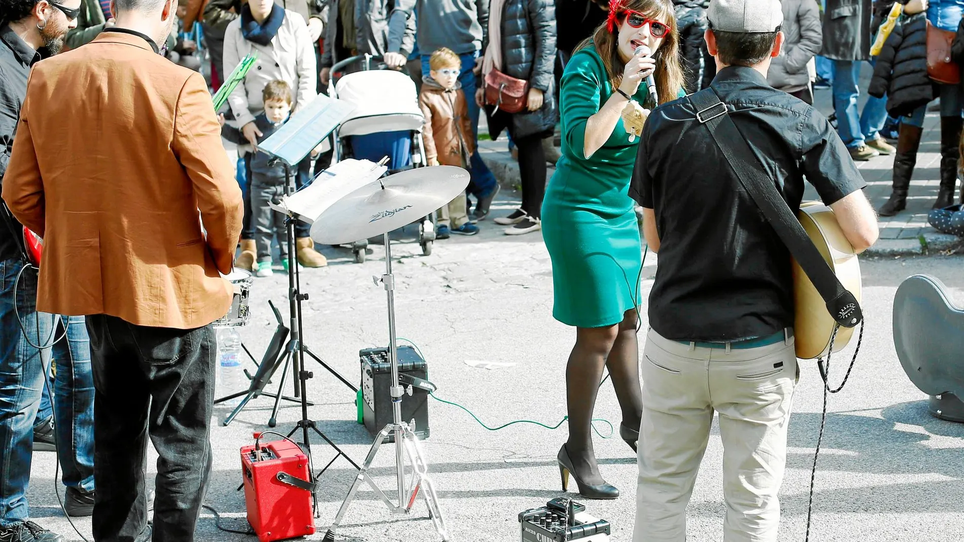 Un grupo de músicos callejeros, durante una actuación en la capital. Foto:Luis Díaz