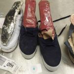 Fotografía facilitada por la Guardia Civil que ha detenido en el aeropuerto de Madrid-Barajas a dos jóvenes peruanas que ocultaban en el interior de siete pares de zapatos más de dos kilos y medio de cocaína.