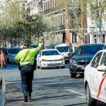 Un agente de movilidad, el sábado, durante el primer día de sanciones de Madrid Central