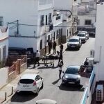 Momento en el que operarios de la funeraria sacan el cuerpo sin vida de una mujer fallecida presuntamente tras ser agredida por uno de sus hijos en la casa de planta baja ubicada en el número 8 de la calle Hilarión Eslava / Foto: Efe