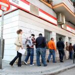 Varias personas haciendo la cola en una oficina de los servicios públicos de empleo