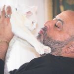 Jesús Castejón, junto a Cloe, su gata de 20 años