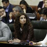 Montero, con Arellano a la izquierda, en el Parlamento de Andalucía