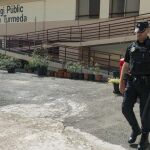 Un agente de policía en el colegio donde fue agredida la niña