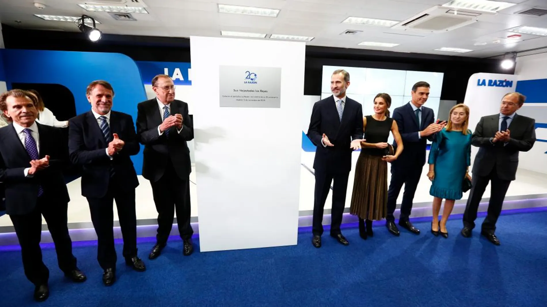 Los Reyes junto a la placa conmemorativa de su visita en el XX aniversario de LA RAZÓN/Foto: Alberto R. Roldán