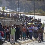 Venezolanos hacen cola para lograr alimentos regulados por el Gobierno