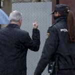 Pablo Crespo hace una "peineta"a su llegada a la Audiencia