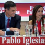 Pedro Sánchez, junto a la presidenta y directora de la Fundación Pablo Iglesias, Beatriz Corredor, que ahora presidirá Red Eléctrica