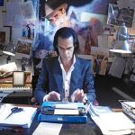 Imagen del documental «20.000 días en la tierra» (2014, Jane Pollard, Iain Forsyth) que cuenta un día completo en la vida de Nick Cave y en el que la realidad y la ficción se entremezclan