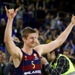 El ala-pivot estadounidense del F. C. Barcelona Lassa, Justin Doellman, saluda a los aficionados blaugrana, tras conseguir la canasta decisiva