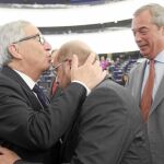 Juncker abraza al presidente de la Cámara ante la mirada del ultra inglés Nigel Farage